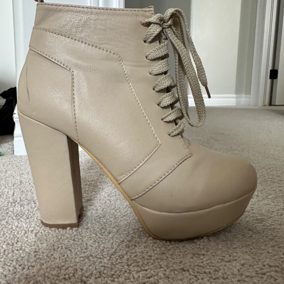 Women’s shoes and boots - Picture 8 of 16